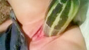 Esticando Buceta Molhada com Dildos Gigantes em Fetiche Caseiro com Legumes