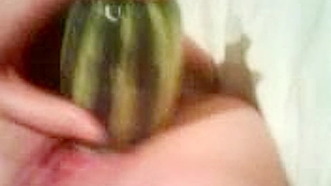 Esticando Buceta Molhada com Dildos Gigantes em Fetiche Caseiro com Legumes