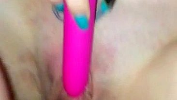 Squirt Caseiro com Buceta Raspada e Tatuagens