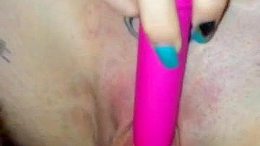 Squirt Caseiro com Buceta Raspada e Tatuagens