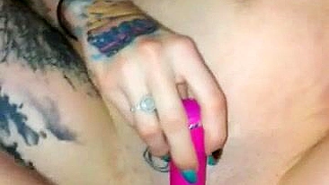 Squirt Caseiro com Buceta Raspada e Tatuagens