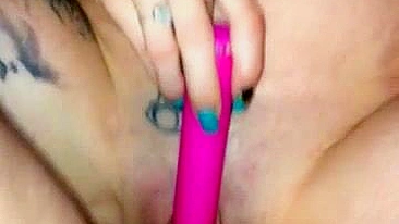 Squirt Caseiro com Buceta Raspada e Tatuagens