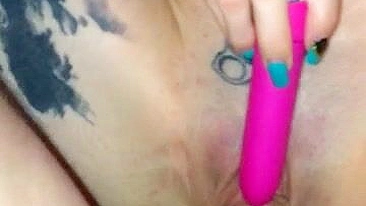 Squirt Caseiro com Buceta Raspada e Tatuagens