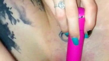 Squirt Caseiro com Buceta Raspada e Tatuagens