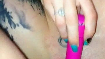 Squirt Caseiro com Buceta Raspada e Tatuagens