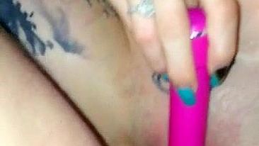 Squirt Caseiro com Buceta Raspada e Tatuagens