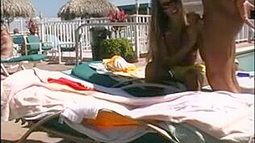 Namorada Caseira Exibindo no Piscina Pública