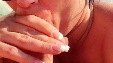 Boquete Caseiro na Praia com Gordinha Amadora