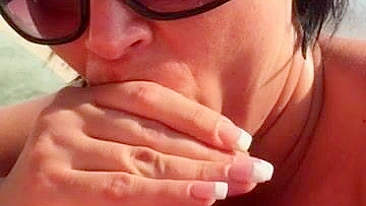 Boquete Caseiro na Praia com Gordinha Amadora