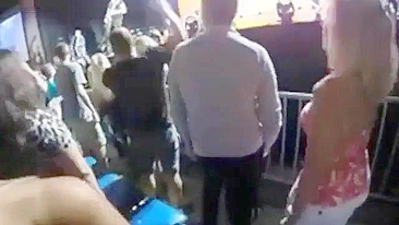 Loira Chupando Amador em Exibição Pública ao Ar Livre