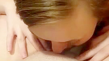 Cunnilingus Lésbico Caseiro em Banheiro Público - Pornô Amador