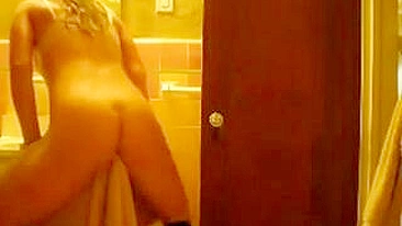 Masturbação Caseira com Peitões no Balcão do Banheiro