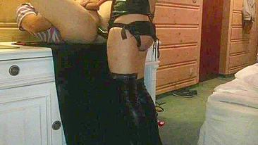 Macho Bi Levando Strapon no Cu em Sexo Anal Caseiro