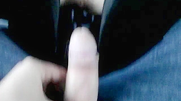 Francesa se Masturba com Marcha de Carro em Público no Pornô Amador