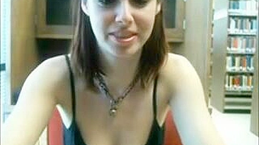 Sexo Universitário Caseiro com Dildos e Orgasmos na Biblioteca Pública