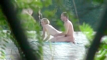 Sexo público ao ar livre caseiro com nudistas amadores na praia