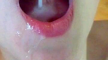 Sexo Caseiro com Gozadas Faciais Grandes e Engolindo Porra