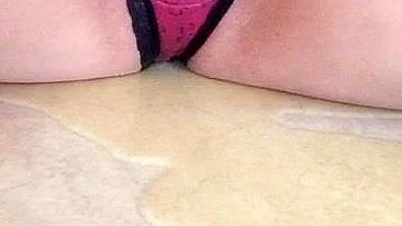 Novinha Magrinha de Peitos Pequenos Esguichando em Pornô Caseiro