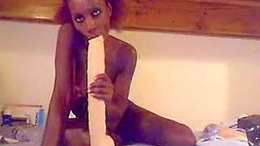 Sexo Caseiro de Ébano com Dildos Enormes e Masturbação