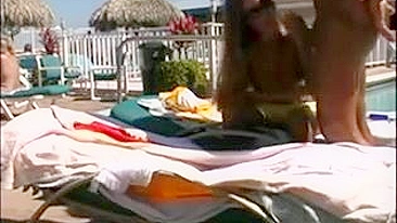 Férias em Clube de Sexo Caseiro com Exibicionismo de Quatro na Piscina