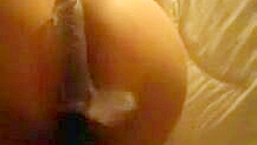 Vídeo Caseiro - MILF Amadora Fodida Forte pelo Marido com Pepino e Dildo