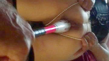 MILF Casada Fode com Dildos Gigantes em Sexo Amador Caseiro
