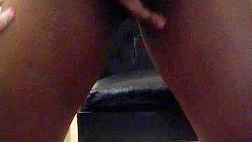 Sexo Caseiro com Pau Preto Grande e MILF Submissa Engolindo Porra