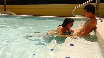 Boquete na Piscina Pública com Namorada Morena - Porno Caseiro Amador