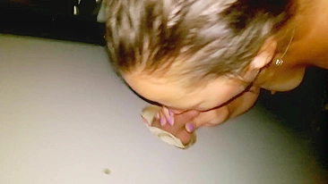 Esposa Swinger Troca Porra com Marido no Gloryhole Caseiro