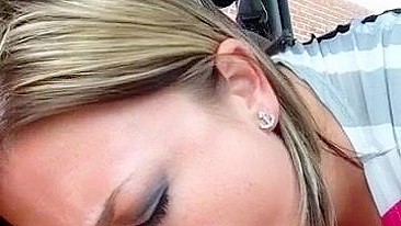 Boquete e Engolida Caseira no Carro de Dia com GF Amadora