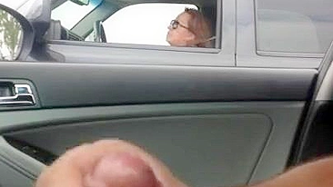 Vídeo Caseiro de Exibicionismo Público e Punheta para Coroas no Carro