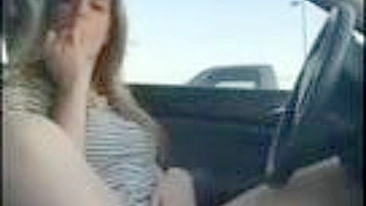 Loira Amadora Caseira se Masturba com Consolo em Diversão Pública