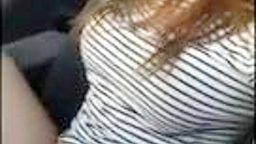 Loira Amadora Caseira se Masturba com Consolo em Diversão Pública