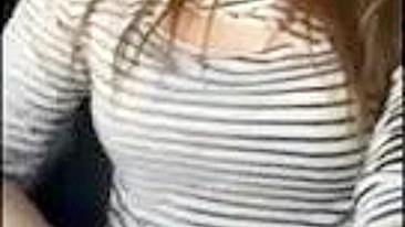 Loira Amadora Caseira se Masturba com Consolo em Diversão Pública