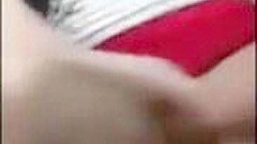 Loira Amadora Caseira se Masturba com Consolo em Diversão Pública