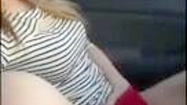 Loira Amadora Caseira se Masturba com Consolo em Diversão Pública