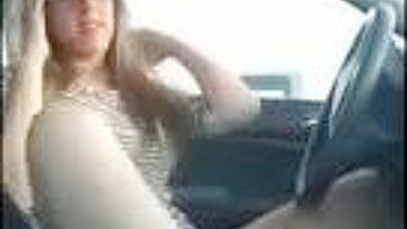 Loira Amadora Caseira se Masturba com Consolo em Diversão Pública