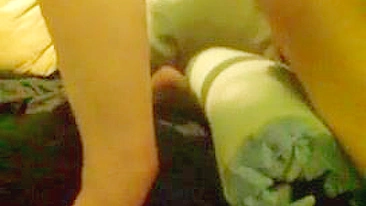 Pegging Anal com Strapon Caseiro - Namorada Bisexual Dominando com Dildo