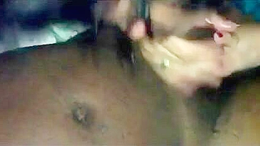 Boquete e Punheta com os Pés Amador Interracial Caseiro