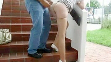 Sexo Público com MILF Alemã de Salto e Pernas Longas