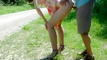 Sexo Público com MILF Alemã de Salto e Pernas Longas