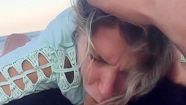 Estrela Pornô Loira Fodida na Praia Pública com Pauzão e Gozada no Rosto