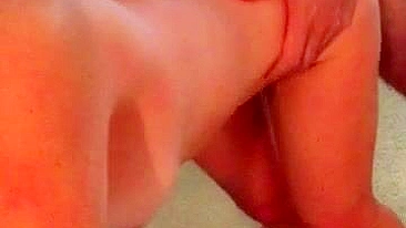 Esposa Selvagem Esguichando com Amigo em Sessão Corno Caseira