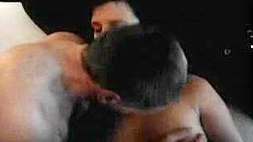 Troca de Porra Caseira - Marido Bi Divide Gozada Facial da Esposa