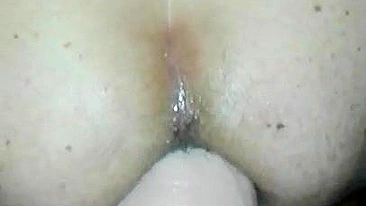 Sexo com Strapon Caseiro - Marido Bi e Esposa no Anal Sujo com Fisting