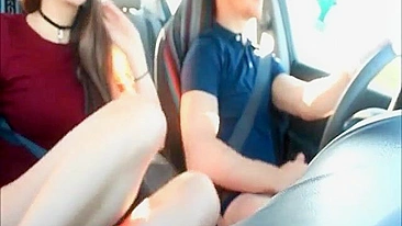 Boquete no Carro Caseiro com Namorada Safada Engolindo Porra