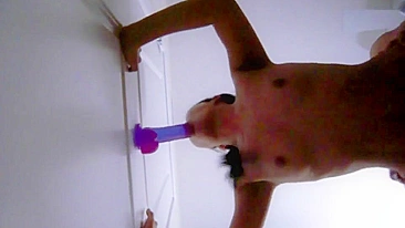 Namorada Asiática Magrinha em Ménage Caseiro com Dildos e Gemidos