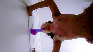 Namorada Asiática Magrinha em Ménage Caseiro com Dildos e Gemidos