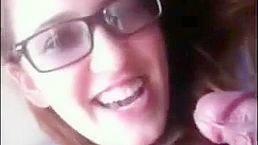 Boquete Caseiro no Carro com Namorada Amadora Engolindo Porra