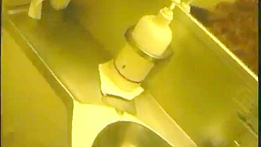 Clube do Quilômetro - Sexo Caseiro com MILF Esposa no Banheiro Público